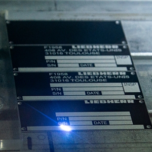 Réalisations des gravures au laser YAG sur des pièces métalliques. ©Photo Julien Bultez Production - https://www.julienbultez.com